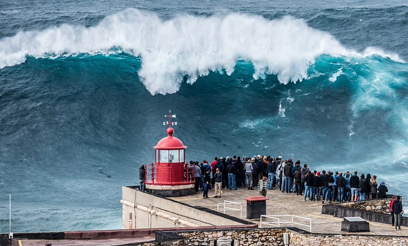 surf de grosses vagues à Nazare